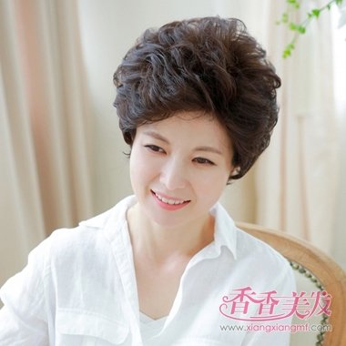 2017流行发型老人烫发 什么样的烫发型显得年