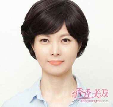 2017流行发型老人烫发 什么样的烫发型显得年轻