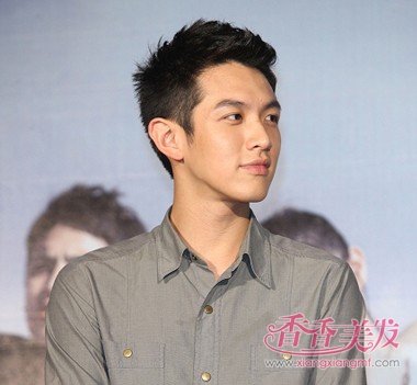 男高中生发型理发 高中男生帅气发型_香香美发