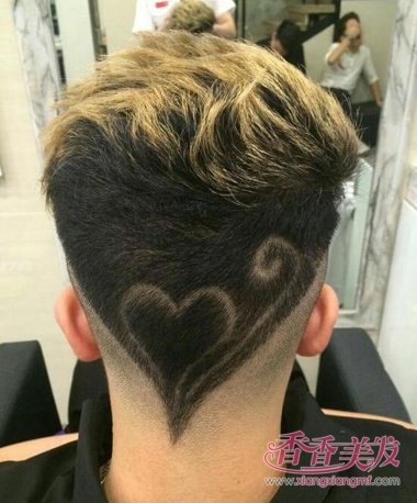 男生心形刻字短发发型男生鬓角的头发做的短,上边的头发染成金黄色的