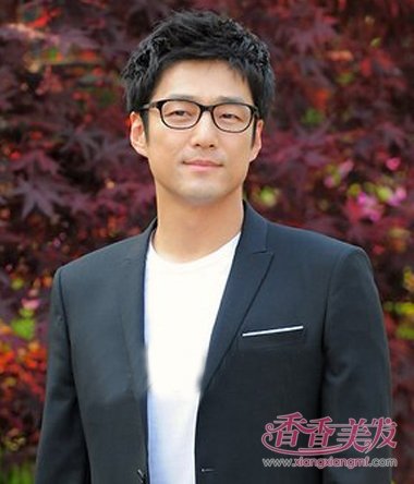首页 男生发型 男生短发 成熟男人的发型与眼镜的搭配 日本90后男发型