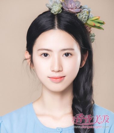 首页 玩发型 编头发 秋季简单长发编发 秋天头发怎么编好看  卷头发梳