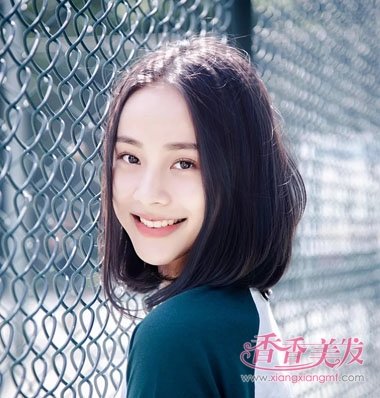女生齐肩中分卷发发型图片