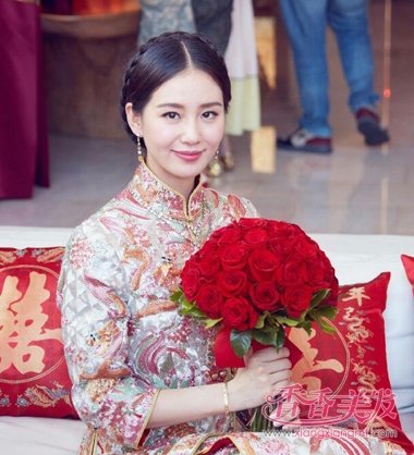 钟丽缇的中式新娘发型美美哒 她们也都是红妆