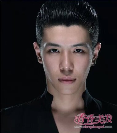 男生剃鬓角后梳背头 短发发型