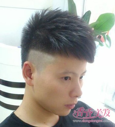 在造型的设计上,一款发型是不是让人觉得舒服,与它和头型的搭配指数是
