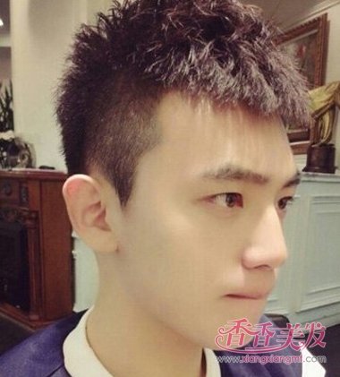 男生前梳平头 短发发型