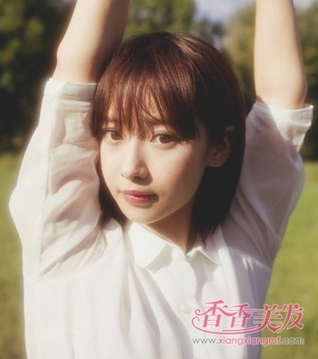 2017冬季短发女学生服装搭配图片 短发女生冬