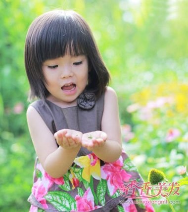 但其实不是发型成就了可爱女孩,而是天真的小女孩们,梳任何发型只要