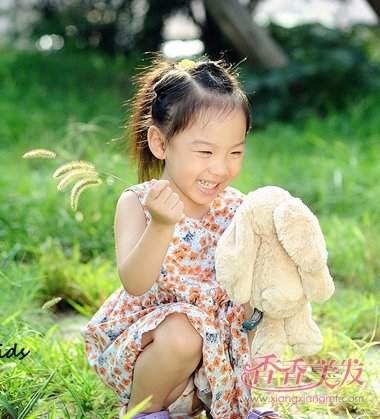 简单的扎马尾方法 简单的小学生韩式马尾扎发