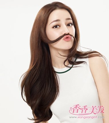 迪丽热巴中分发型好张扬 霸气眼神赢好感_香香