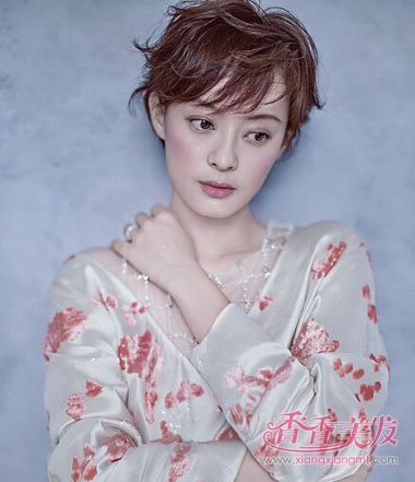 很多明星的发型也都是从短发开始的,晚礼服搭配漂亮的短发造型,一九分