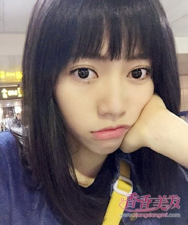 焦恩俊女儿相貌甜美似陈意涵 过肩发街拍漫步