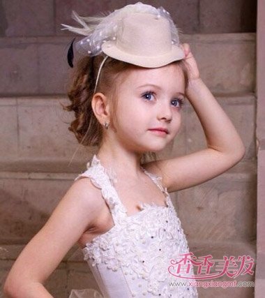 小朋友碎头发多怎么盘头 小女孩碎发扎盘头发怎么扎