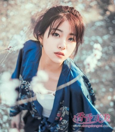 职业女性如何简单盘发 职业女性快速盘发教程(2)