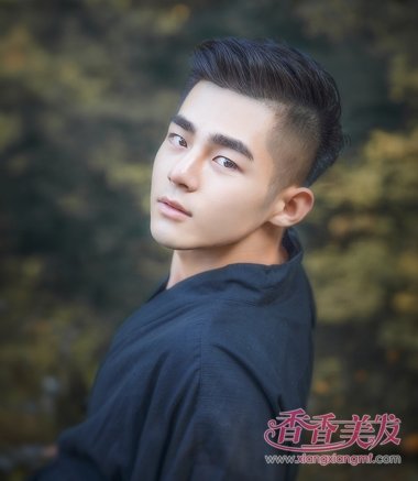 男生剃鬓角侧梳蓬松烫短发发型