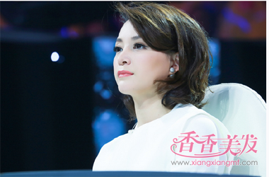 首页 流行发型 明星发型 董卿中短卷发造型神似少女 淑女发型完美展现