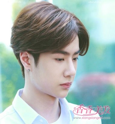 男生阳光下很漂亮的染发男生加蜡染发图片