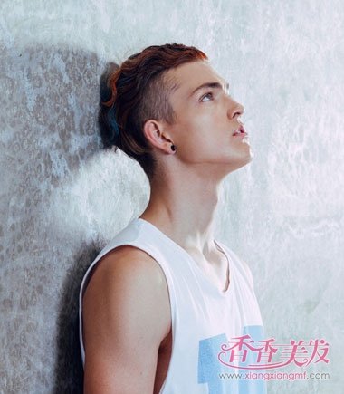男生剃鬓角后梳 短发发型