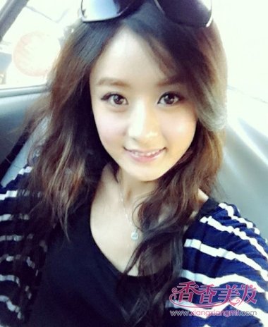 赵丽颖长直发素颜照 颜值是靠发型来打造出来