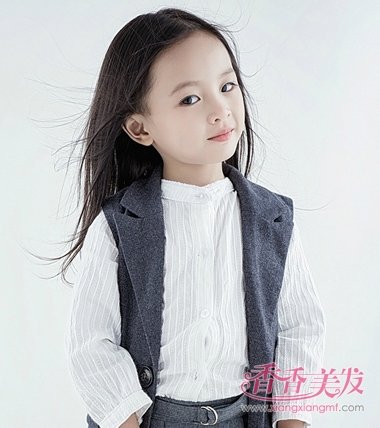 小女孩中分后梳中长发发型