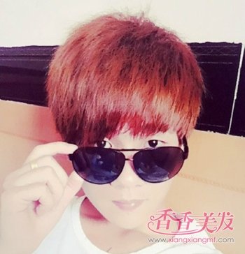 太阳红染发的男生照片 男士经典染发发型图片
