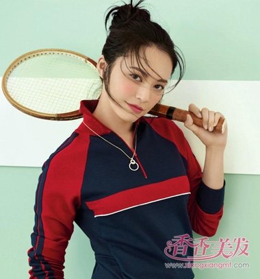 自然不能用单一的发型来维持,长脸的女明星显帅气的发型,姚晨用运动装