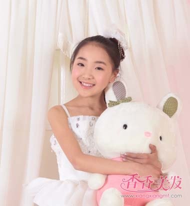 首页 玩发型 小孩扎发 女孩子简单易学梳头发型 14岁的最漂亮的女孩子