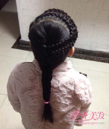 女童编辫子围着头一圈 儿童编麻花辫怎样编好看(2)