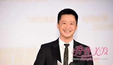 吴京文代会唱战狼主题曲 短发打造老干部范_香