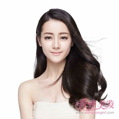 迪丽热巴偏分长卷发搭配香肩裙 玉女发型再掀