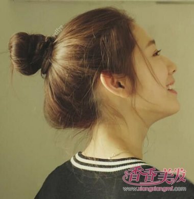 头顶蓬松丸子头扎法 蓬松丸子头扎法步骤(2)