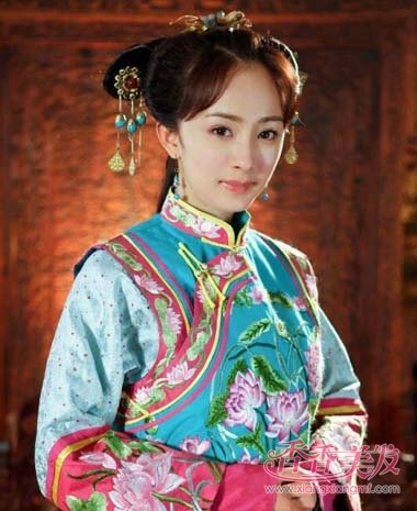 杨幂的古装剧超爱中分 难道长发配中分才仙气