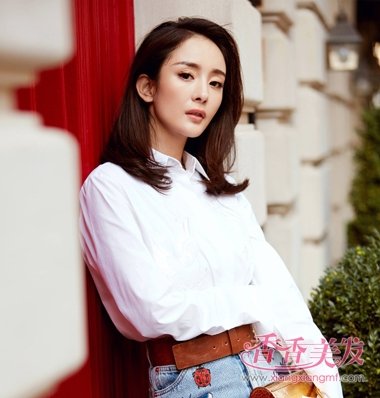 杨幂护唐嫣放话罗晋 杨幂卷发披肩妩媚又少女