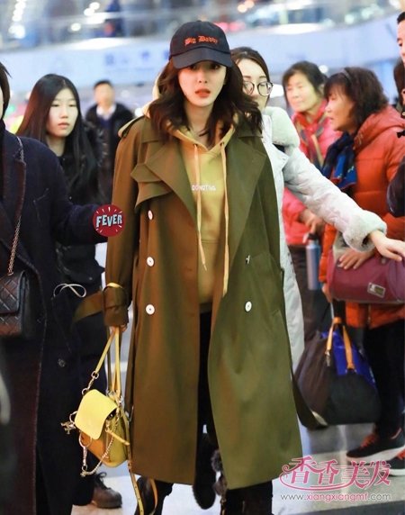 杨幂机场造型演绎行走画报 盘点杨幂机场私服