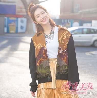 江疏影现身冬季伦敦街头 半扎短发+金色蛋糕裙