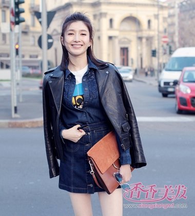 江疏影现身冬季伦敦街头 半扎短发+金色蛋糕裙