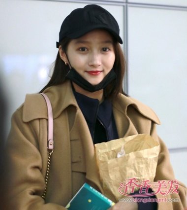 关晓彤素颜现身机场青春活力 18岁关晓彤示范