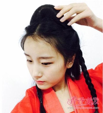 很简单的古装头发怎么扎的 女生头发古装造型步骤(2)