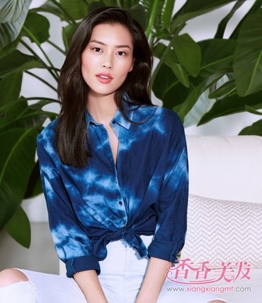 刘雯自然风卷发+米奇卫衣神采飞扬 刘雯黑色卷