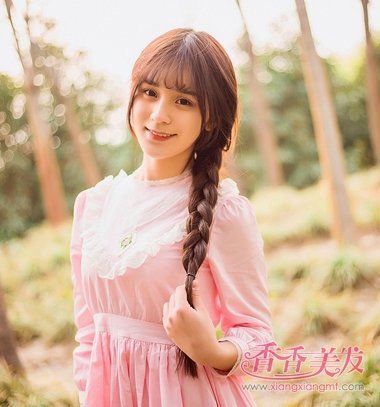 春天女生轻薄 刘海侧 麻花辫发型