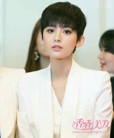 古力娜扎短发流苏夹克现身机场 招黑体质娜扎