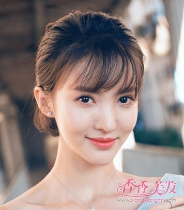 金晨短发+驼色大衣背带重拾儿时回忆 金晨短发