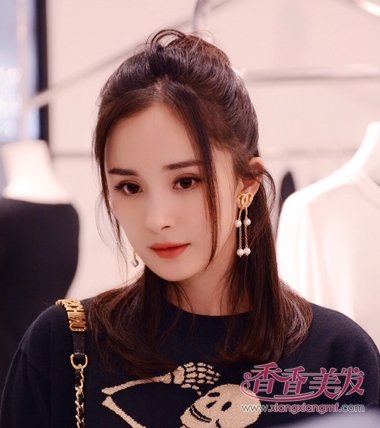 杨幂被认证内地最时尚女星 杨幂减龄俏皮半扎