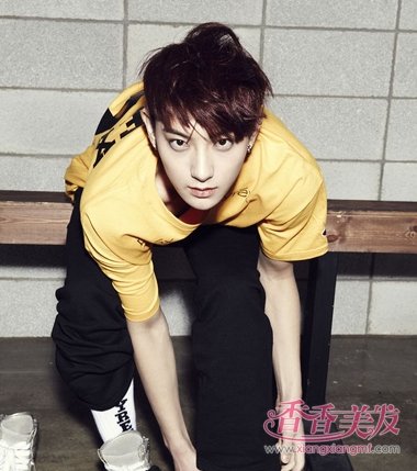 黄子韬机场兴奋小跑潮范十足 黄子韬鲜肉明星