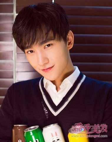 文艺王子杨洋不仅有颜值身材 还有最新男生斜