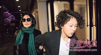 短发窦靖童中式开肩衫炫酷个性 窦靖童叛逆短发发型