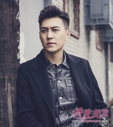 侧边发丝全部剃成板寸短发,清爽稳重的中年男士成熟分头发型,演绎着