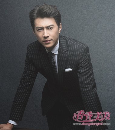 稳重大气而又不失活力,这款靳东中年男士成熟发型,很适合职场男士们