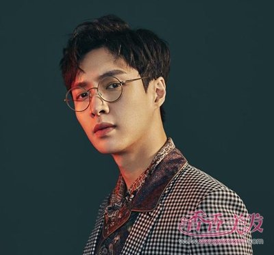 张艺兴偏分短发绅士又帅气 张艺兴演绎男神发